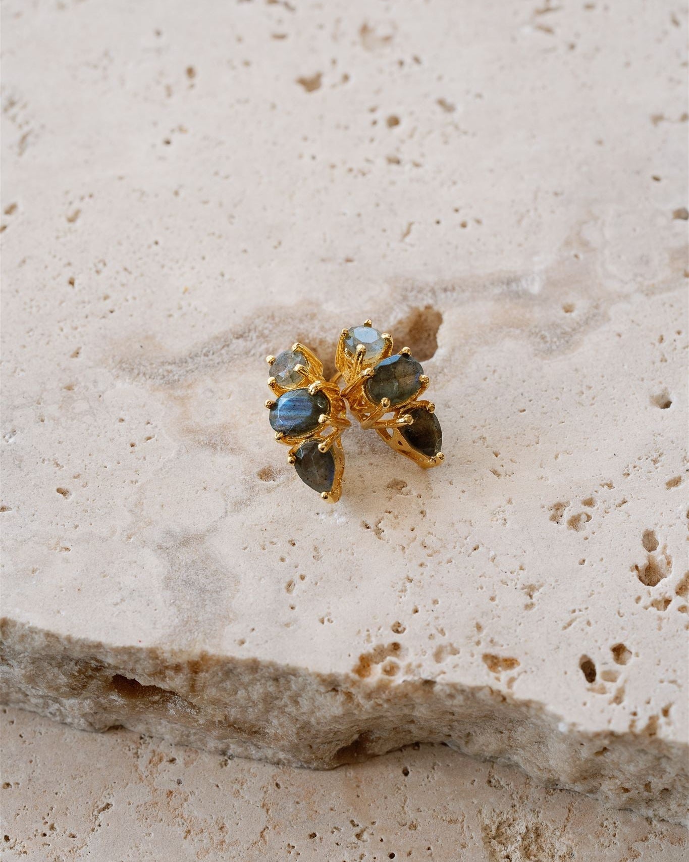 Lakoen agatha Studs in Brass and Labradorite.